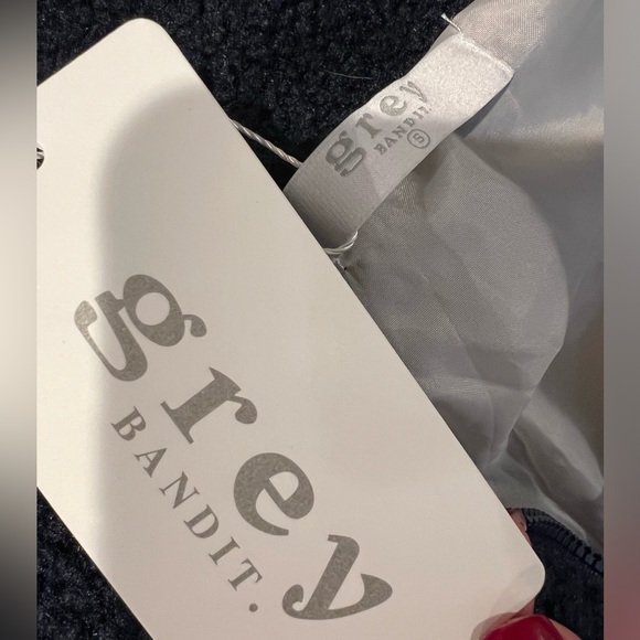 GREY BANDIT WOMWNS SMALL PULLOVER JACKET NWT - Picture 3 of 4